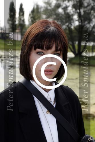 Eiland van Maurik 4 september 2017
Groepsfoto met Nicolette Kluijver en Dennis Weening met Marieke Elsinga, Anouk Hoogendijk, Roeland Fernhout, Niels Gomperts, Carolina Dijkhuizen, Henk Poort, Joelle Witschge, Richard Witschge, Shelly Sterk, Soundos El Ahmadi, Danny Froger, Kaj Gorgels, Nicole Buch en Brace. tijdens de persviewing van Expeditie Robinson 2017 op het Eiland van Maurik