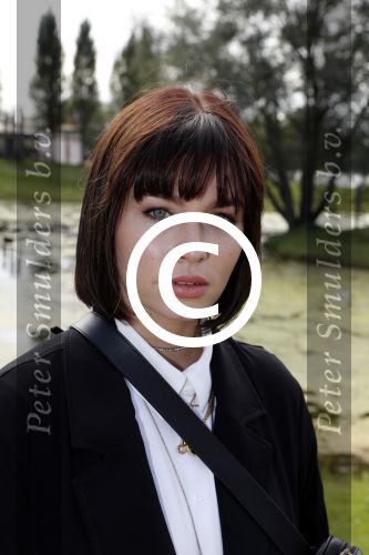 Eiland van Maurik 4 september 2017
Groepsfoto met Nicolette Kluijver en Dennis Weening met Marieke Elsinga, Anouk Hoogendijk, Roeland Fernhout, Niels Gomperts, Carolina Dijkhuizen, Henk Poort, Joelle Witschge, Richard Witschge, Shelly Sterk, Soundos El Ahmadi, Danny Froger, Kaj Gorgels, Nicole Buch en Brace. tijdens de persviewing van Expeditie Robinson 2017 op het Eiland van Maurik