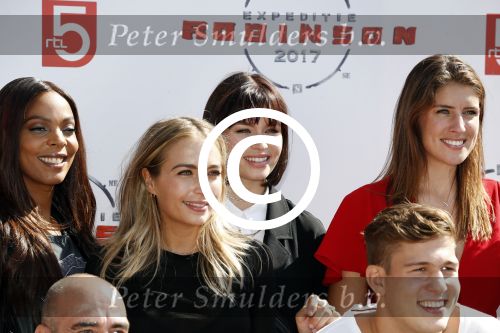 Eiland van Maurik 4 september 2017
Groepsfoto met Nicolette Kluijver en Dennis Weening met Marieke Elsinga, Anouk Hoogendijk, Roeland Fernhout, Niels Gomperts, Carolina Dijkhuizen, Henk Poort, Joelle Witschge, Richard Witschge, Shelly Sterk, Soundos El Ahmadi, Danny Froger, Kaj Gorgels, Nicole Buch en Brace. tijdens de persviewing van Expeditie Robinson 2017 op het Eiland van Maurik