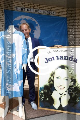 Eindhoven 17 juli 2017
Johan Vlemmix voor zijn huis met kleding en sieraden van Jomanda