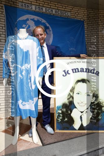 Eindhoven 17 juli 2017
Johan Vlemmix voor zijn huis met kleding en sieraden van Jomanda