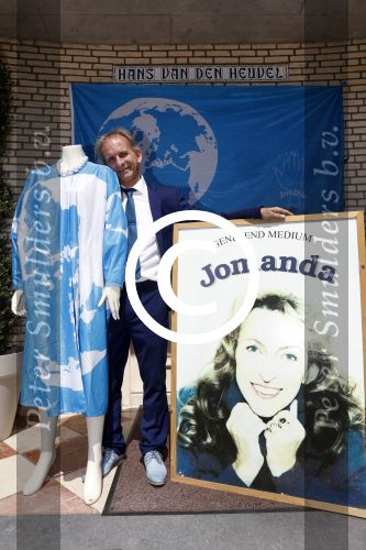 Eindhoven 17 juli 2017
Johan Vlemmix voor zijn huis met kleding en sieraden van Jomanda