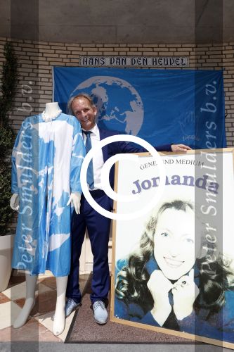 Eindhoven 17 juli 2017
Johan Vlemmix voor zijn huis met kleding en sieraden van Jomanda
