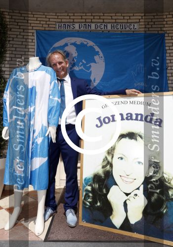 Eindhoven 17 juli 2017
Johan Vlemmix voor zijn huis met kleding en sieraden van Jomanda