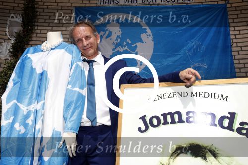 Eindhoven 17 juli 2017
Johan Vlemmix voor zijn huis met kleding en sieraden van Jomanda