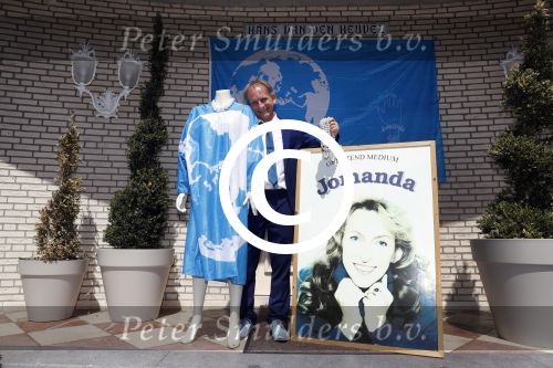 Eindhoven 17 juli 2017
Johan Vlemmix voor zijn huis met kleding en sieraden van Jomanda