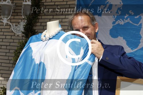 Eindhoven 17 juli 2017
Johan Vlemmix voor zijn huis met kleding en sieraden van Jomanda