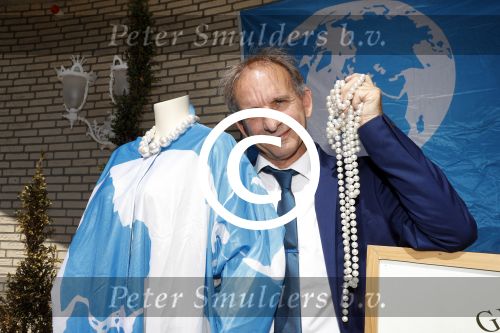 Eindhoven 17 juli 2017
Johan Vlemmix voor zijn huis met kleding en sieraden van Jomanda
