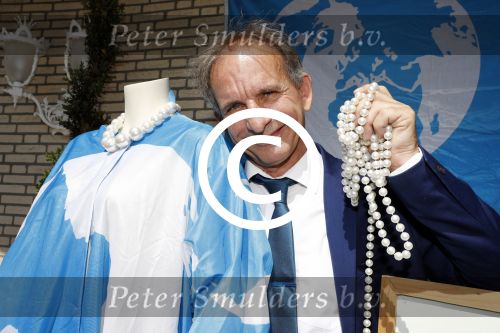 Eindhoven 17 juli 2017
Johan Vlemmix voor zijn huis met kleding en sieraden van Jomanda