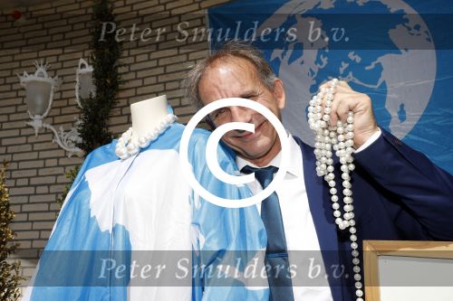 Eindhoven 17 juli 2017
Johan Vlemmix voor zijn huis met kleding en sieraden van Jomanda
