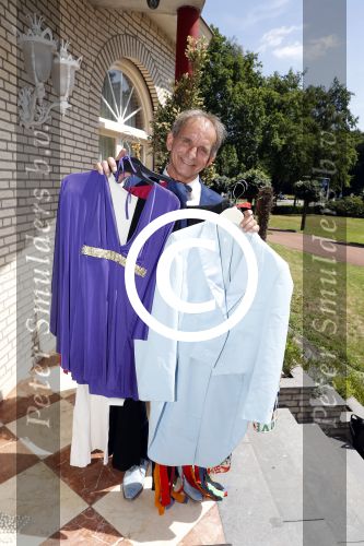 Eindhoven 17 juli 2017
Johan Vlemmix voor zijn huis met kleding en sieraden van Jomanda