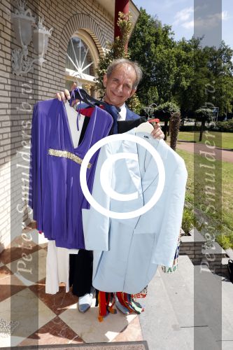 Eindhoven 17 juli 2017
Johan Vlemmix voor zijn huis met kleding en sieraden van Jomanda