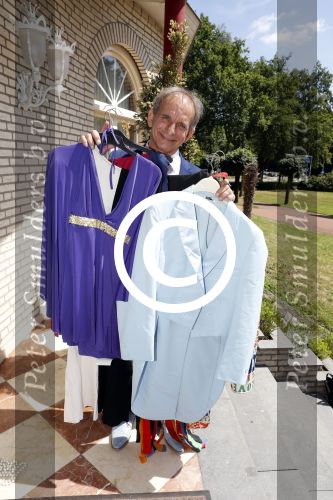 Eindhoven 17 juli 2017
Johan Vlemmix voor zijn huis met kleding en sieraden van Jomanda