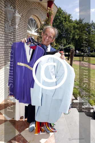 Eindhoven 17 juli 2017
Johan Vlemmix voor zijn huis met kleding en sieraden van Jomanda