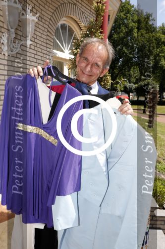 Eindhoven 17 juli 2017
Johan Vlemmix voor zijn huis met kleding en sieraden van Jomanda