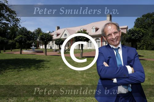 Eindhoven 17 juli 2017
Johan Vlemmix voor zijn huis met kleding en sieraden van Jomanda