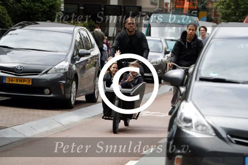 Amsterdam 24 juli 2017   
Johnny Heitinga met zijn kinderen Jezebel en Lennox in de bakfiets.