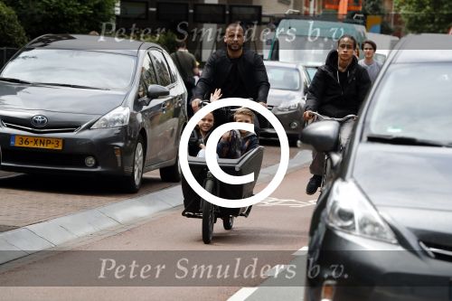 Amsterdam 24 juli 2017   
Johnny Heitinga met zijn kinderen Jezebel en Lennox in de bakfiets.