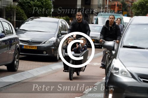 Amsterdam 24 juli 2017   
Johnny Heitinga met zijn kinderen Jezebel en Lennox in de bakfiets.