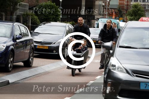 Amsterdam 24 juli 2017   
Johnny Heitinga met zijn kinderen Jezebel en Lennox in de bakfiets.