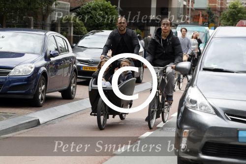 Amsterdam 24 juli 2017   
Johnny Heitinga met zijn kinderen Jezebel en Lennox in de bakfiets.