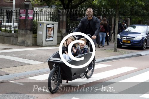Amsterdam 24 juli 2017   
Johnny Heitinga met zijn kinderen Jezebel en Lennox in de bakfiets.