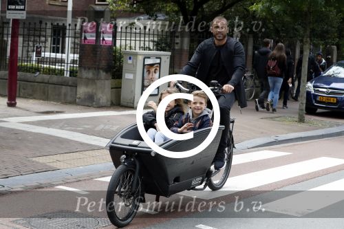 Amsterdam 24 juli 2017   
Johnny Heitinga met zijn kinderen Jezebel en Lennox in de bakfiets.