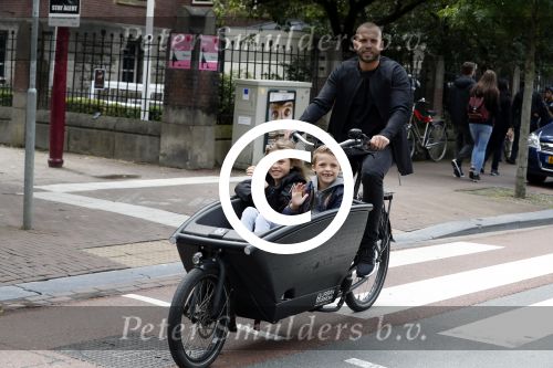Amsterdam 24 juli 2017   
Johnny Heitinga met zijn kinderen Jezebel en Lennox in de bakfiets.