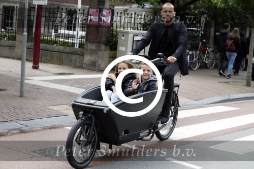 Amsterdam 24 juli 2017   
Johnny Heitinga met zijn kinderen Jezebel en Lennox in de bakfiets.