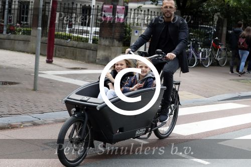 Amsterdam 24 juli 2017   
Johnny Heitinga met zijn kinderen Jezebel en Lennox in de bakfiets.