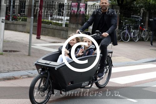 Amsterdam 24 juli 2017   
Johnny Heitinga met zijn kinderen Jezebel en Lennox in de bakfiets.