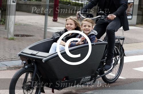 Amsterdam 24 juli 2017   
Johnny Heitinga met zijn kinderen Jezebel en Lennox in de bakfiets.