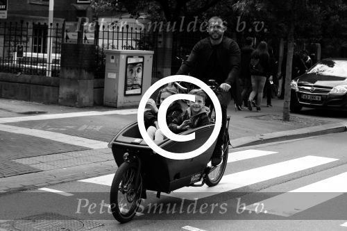 Amsterdam 24 juli 2017   
Johnny Heitinga met zijn kinderen Jezebel en Lennox in de bakfiets.