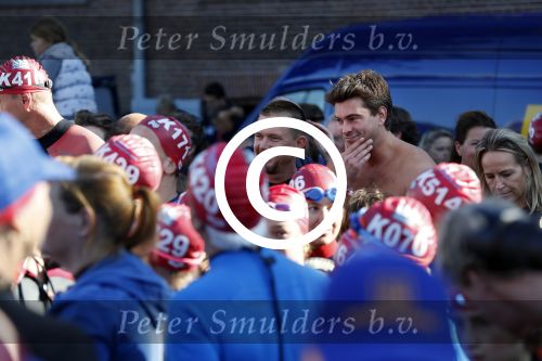 Amsterdam 3 september 2017  
ALS Cityswim in de amsterdamse grachten. Johnny de Mol jr en Rick Brandsteder zemmen met Ralph en Carlijn de Vies en hun kinderen  zoon Daniel en  hun dochter
