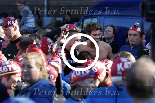 Amsterdam 3 september 2017  
ALS Cityswim in de amsterdamse grachten. Johnny de Mol jr en Rick Brandsteder zemmen met Ralph en Carlijn de Vies en hun kinderen  zoon Daniel en  hun dochter