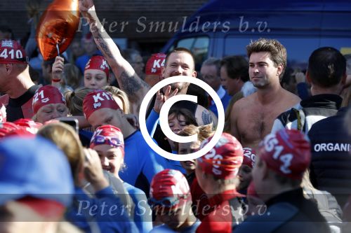 Amsterdam 3 september 2017  
ALS Cityswim in de amsterdamse grachten. Johnny de Mol jr en Rick Brandsteder zemmen met Ralph en Carlijn de Vies en hun kinderen  zoon Daniel en  hun dochter