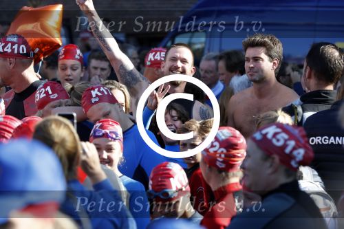 Amsterdam 3 september 2017  
ALS Cityswim in de amsterdamse grachten. Johnny de Mol jr en Rick Brandsteder zemmen met Ralph en Carlijn de Vies en hun kinderen  zoon Daniel en  hun dochter