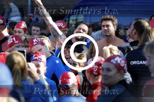 Amsterdam 3 september 2017  
ALS Cityswim in de amsterdamse grachten. Johnny de Mol jr en Rick Brandsteder zemmen met Ralph en Carlijn de Vies en hun kinderen  zoon Daniel en  hun dochter