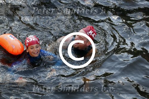 Amsterdam 3 september 2017  
ALS Cityswim in de amsterdamse grachten. Johnny de Mol jr en Rick Brandsteder zemmen met Ralph en Carlijn de Vies en hun kinderen  zoon Daniel en  hun dochter
