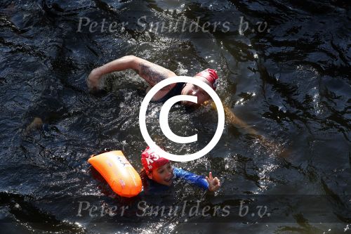 Amsterdam 3 september 2017  
ALS Cityswim in de amsterdamse grachten. Johnny de Mol jr en Rick Brandsteder zemmen met Ralph en Carlijn de Vies en hun kinderen  zoon Daniel en  hun dochter