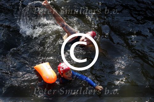 Amsterdam 3 september 2017  
ALS Cityswim in de amsterdamse grachten. Johnny de Mol jr en Rick Brandsteder zemmen met Ralph en Carlijn de Vies en hun kinderen  zoon Daniel en  hun dochter