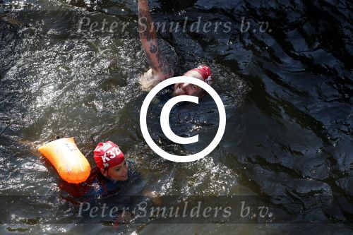 Amsterdam 3 september 2017  
ALS Cityswim in de amsterdamse grachten. Johnny de Mol jr en Rick Brandsteder zemmen met Ralph en Carlijn de Vies en hun kinderen  zoon Daniel en  hun dochter