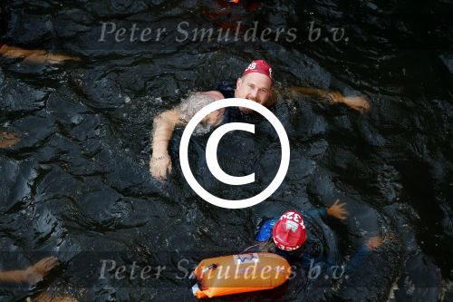 Amsterdam 3 september 2017  
ALS Cityswim in de amsterdamse grachten. Johnny de Mol jr en Rick Brandsteder zemmen met Ralph en Carlijn de Vies en hun kinderen  zoon Daniel en  hun dochter