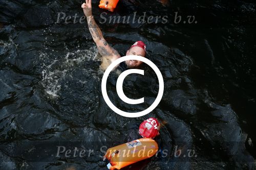 Amsterdam 3 september 2017  
ALS Cityswim in de amsterdamse grachten. Johnny de Mol jr en Rick Brandsteder zemmen met Ralph en Carlijn de Vies en hun kinderen  zoon Daniel en  hun dochter