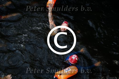 Amsterdam 3 september 2017  
ALS Cityswim in de amsterdamse grachten. Johnny de Mol jr en Rick Brandsteder zemmen met Ralph en Carlijn de Vies en hun kinderen  zoon Daniel en  hun dochter