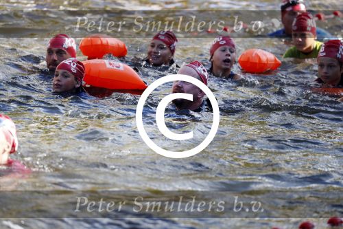 Amsterdam 3 september 2017  
ALS Cityswim in de amsterdamse grachten. Johnny de Mol jr en Rick Brandsteder zemmen met Ralph en Carlijn de Vies en hun kinderen  zoon Daniel en  hun dochter