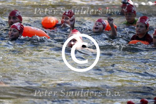 Amsterdam 3 september 2017  
ALS Cityswim in de amsterdamse grachten. Johnny de Mol jr en Rick Brandsteder zemmen met Ralph en Carlijn de Vies en hun kinderen  zoon Daniel en  hun dochter