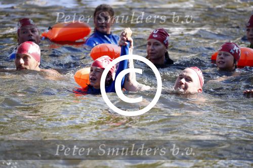 Amsterdam 3 september 2017  
ALS Cityswim in de amsterdamse grachten. Johnny de Mol jr en Rick Brandsteder zemmen met Ralph en Carlijn de Vies en hun kinderen  zoon Daniel en  hun dochter