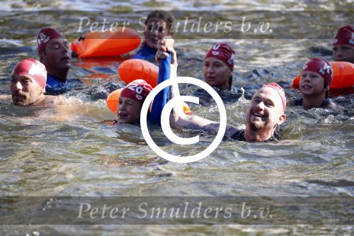 Amsterdam 3 september 2017  
ALS Cityswim in de amsterdamse grachten. Johnny de Mol jr en Rick Brandsteder zemmen met Ralph en Carlijn de Vies en hun kinderen  zoon Daniel en  hun dochter