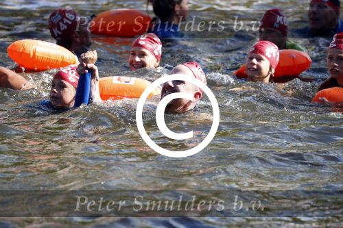Amsterdam 3 september 2017  
ALS Cityswim in de amsterdamse grachten. Johnny de Mol jr en Rick Brandsteder zemmen met Ralph en Carlijn de Vies en hun kinderen  zoon Daniel en  hun dochter